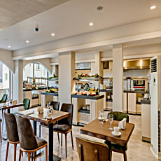 Olivia Palm Hotel
